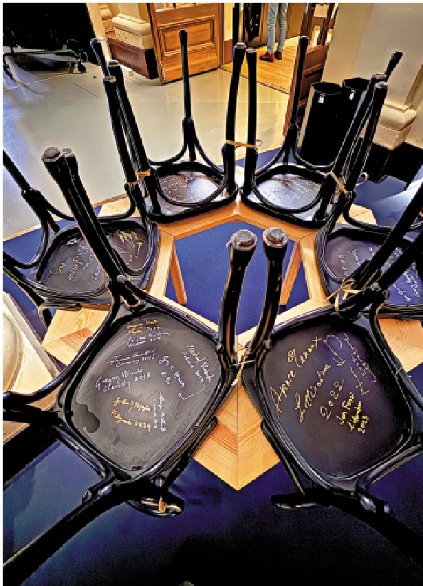 　　圖：諾貝爾博物館內的咖啡廳別具特色，椅子底下還能看到諾貝爾得主的簽名。