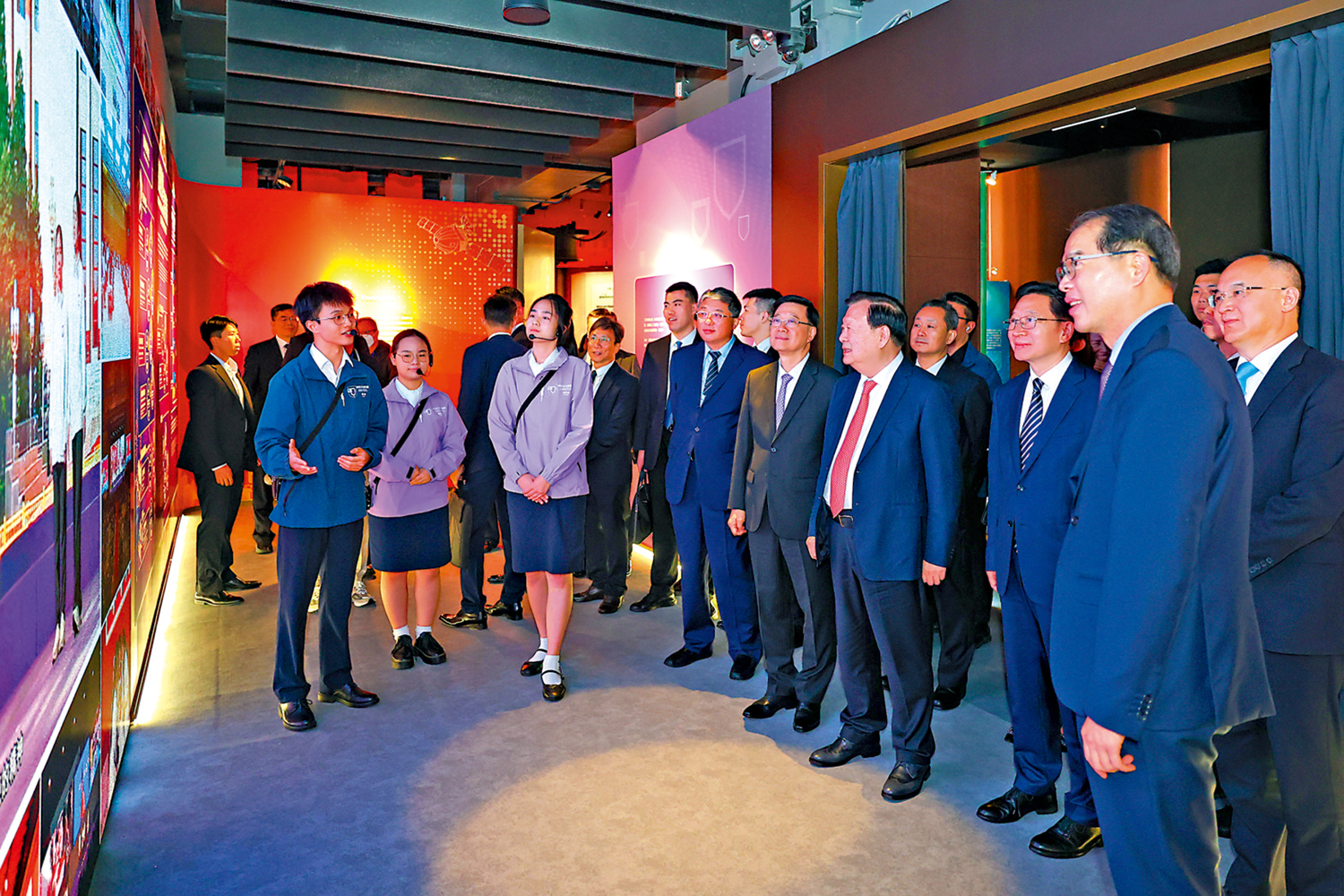 　　圖：夏寶龍主任參觀香港國家安全展覽廳。