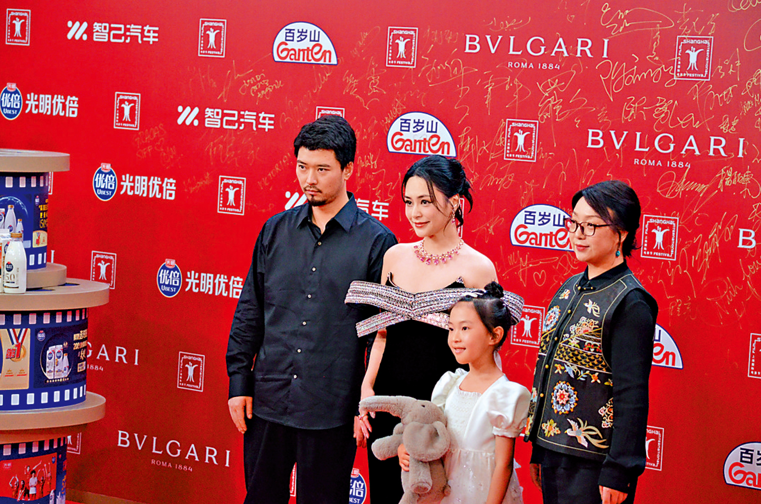 　　圖：鍾欣潼（左二）攜《好好說再見》劇組亮相紅毯。\大公報記者夏微攝
