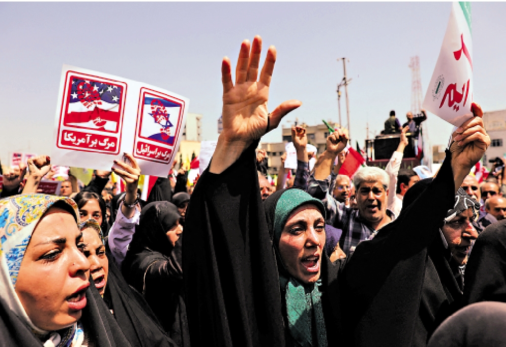 　　圖：美伊關係緊張，在伊美國公民近日撤離時遇到困難。圖為伊朗民眾20日舉行反對以色列和美國的示威。\路透社