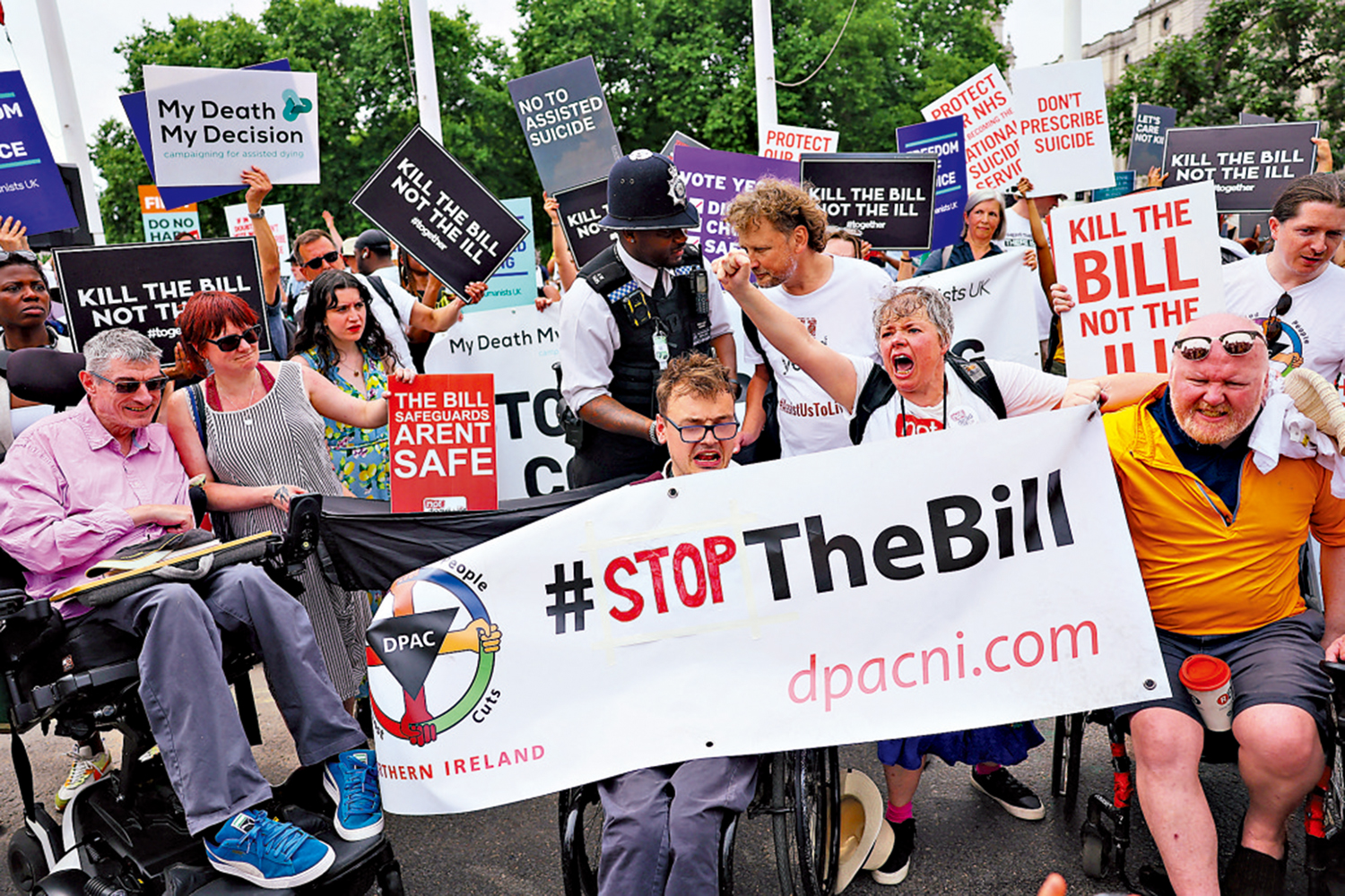 　　圖：英國民眾20日在倫敦抗議下議院通過爭議性的安樂死法案。\路透社