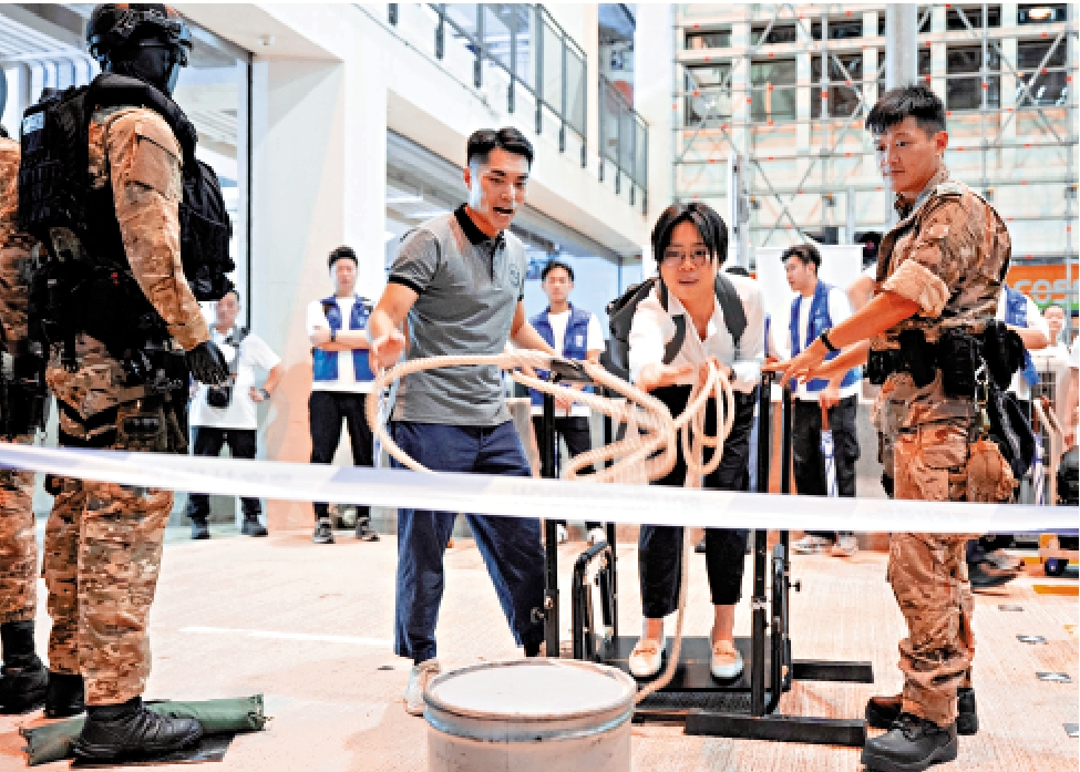 　　圖：警隊招募體驗日逾五百人即場投考。