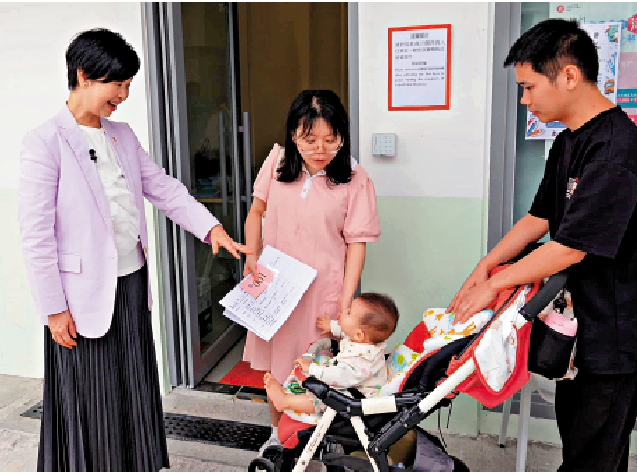 　　圖：何永賢呼籲劏房住戶等有需要市民申請簡約公屋及過渡性房屋。圖為何永賢探訪簡約公屋居民。