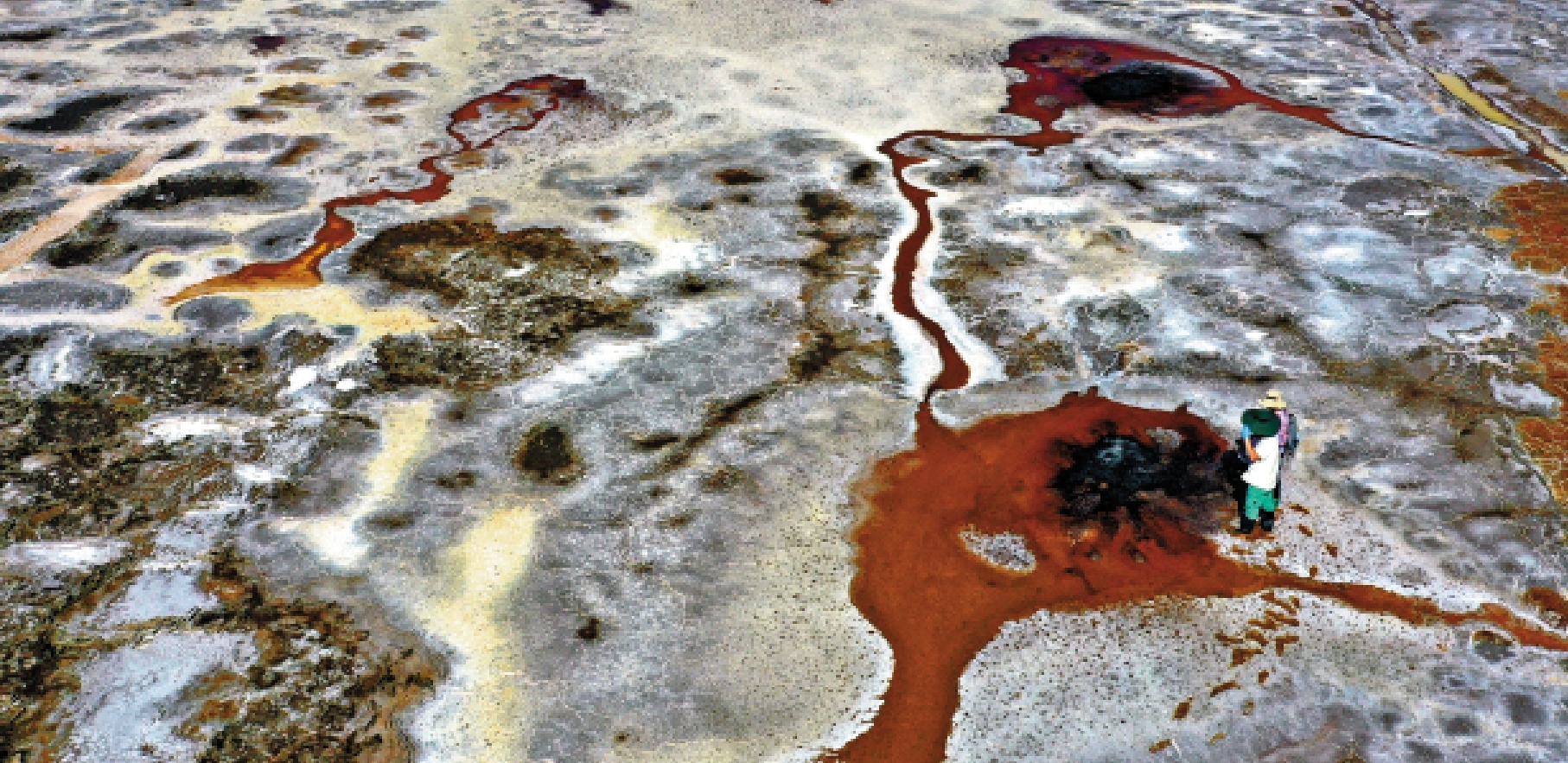 　　圖：港大地球科學系天體生物學家李一良與合作夥伴進行野外考察，為即將到來的中國火星取樣返回任務尋找着陸點。