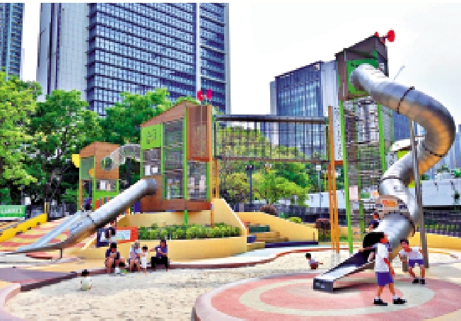 　　圖：深水埗公園一道接駁攀爬塔的旋轉滑梯高逾六米、長逾13米，是目前康文署轄下遊樂場最長的滑梯。