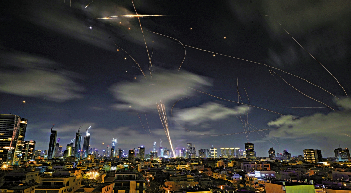 　　圖：以色列「鐵穹」防空系統18日在伊朗襲擊期間攔截導彈。\美聯社