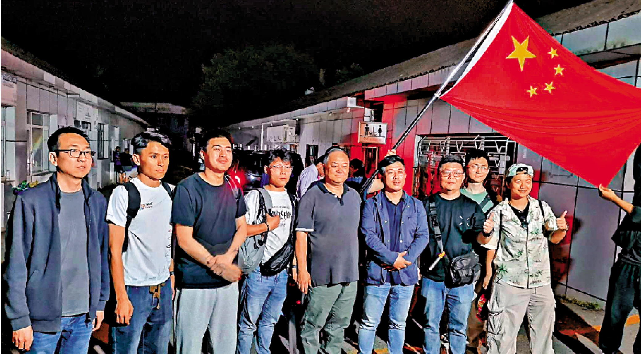 　　圖：「縱有萬里歸途，祖國一定接你回家。」19日，從伊朗經阿斯塔拉陸路口岸撤入阿塞拜疆境內的中國公民，與前來接應的中國駐阿塞拜疆使館工作人員在阿斯塔拉口岸合影留念。\新華社