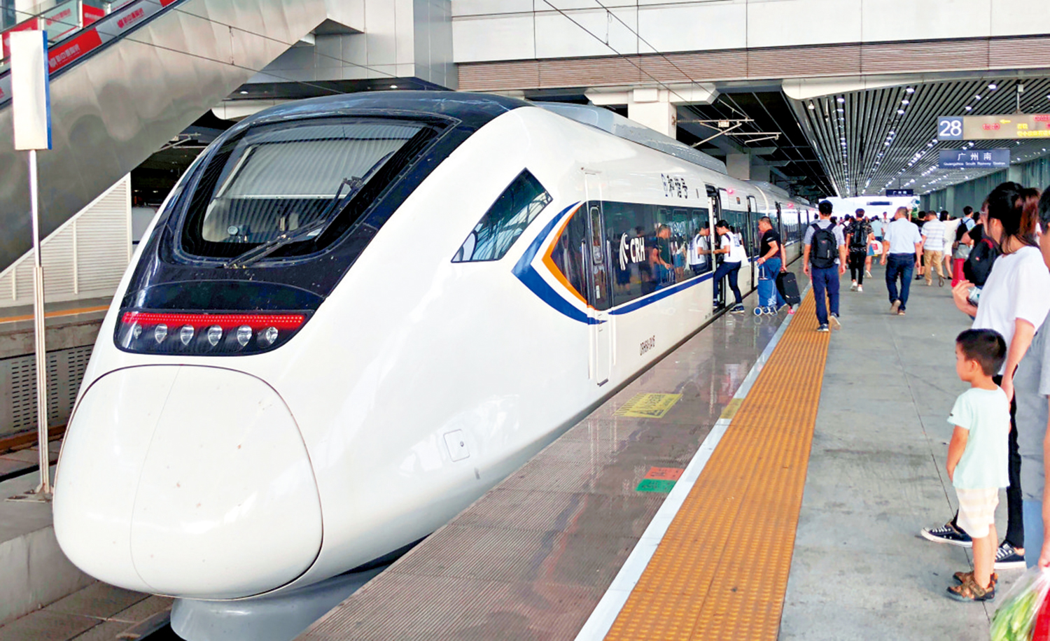 　　圖：旅客在廣州南站搭乘列車出行。