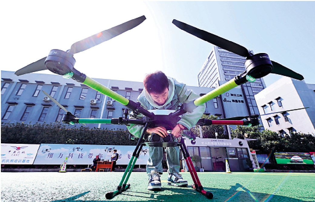 圖:浙江杭州一家機動車駕校開闢無人機執照考試培訓業務,學員在實操飛行之前為無人機更換電池。\中新社