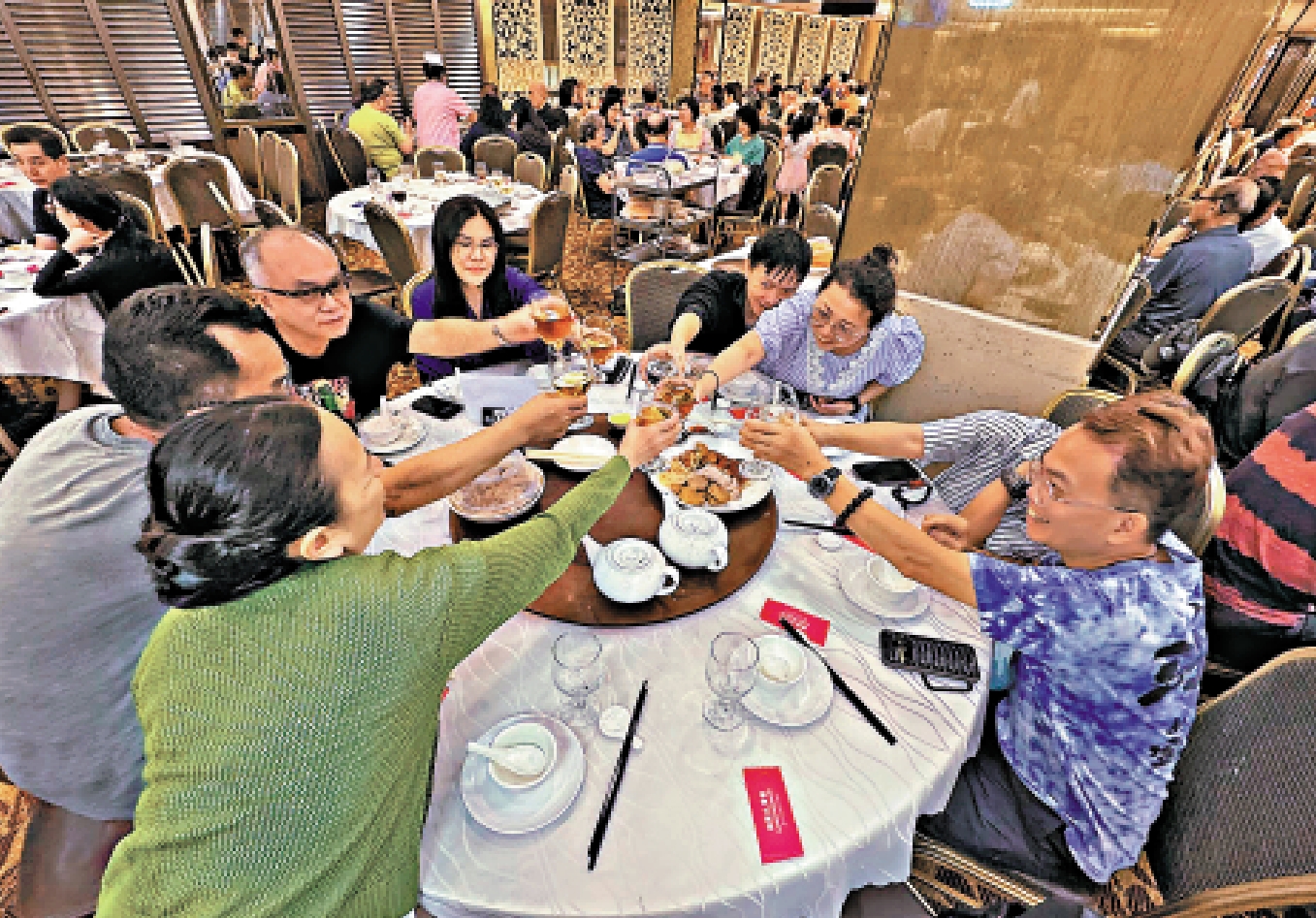 　　圖：全港多間食肆推出七一優惠，吸引市民開心消費。\資料圖片