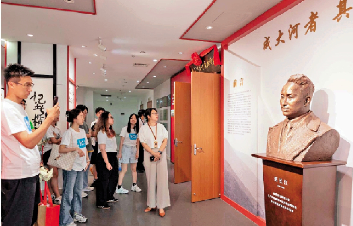 　　圖：傳媒學子參訪范長江與重慶展覽館。/大公報實習記者邱子斌攝