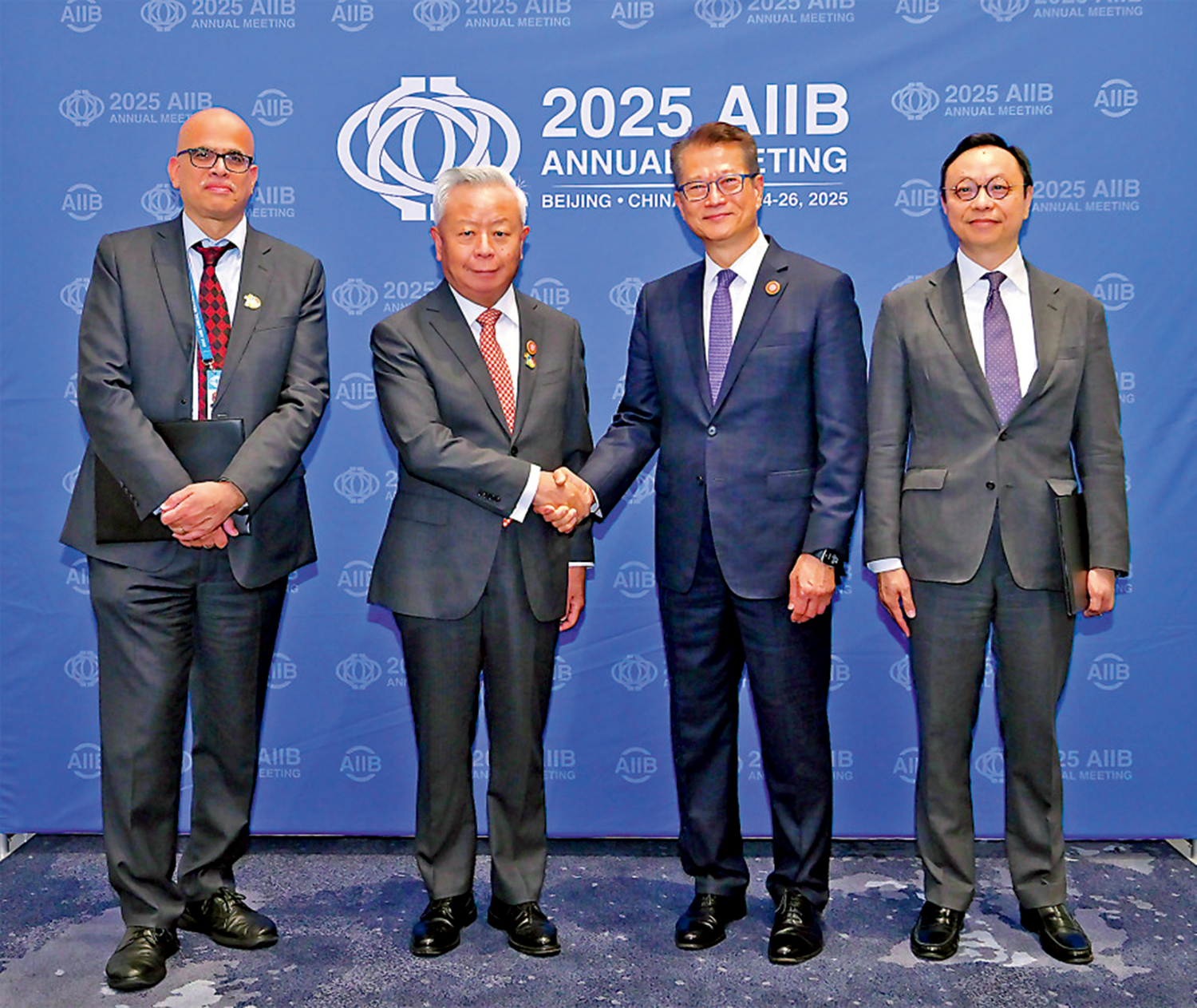 　　圖：左起：亞投行代理首席投資官Rajat Misra、亞投行行長金立群、財政司司長陳茂波及金管局副總裁陳維民在北京合照。