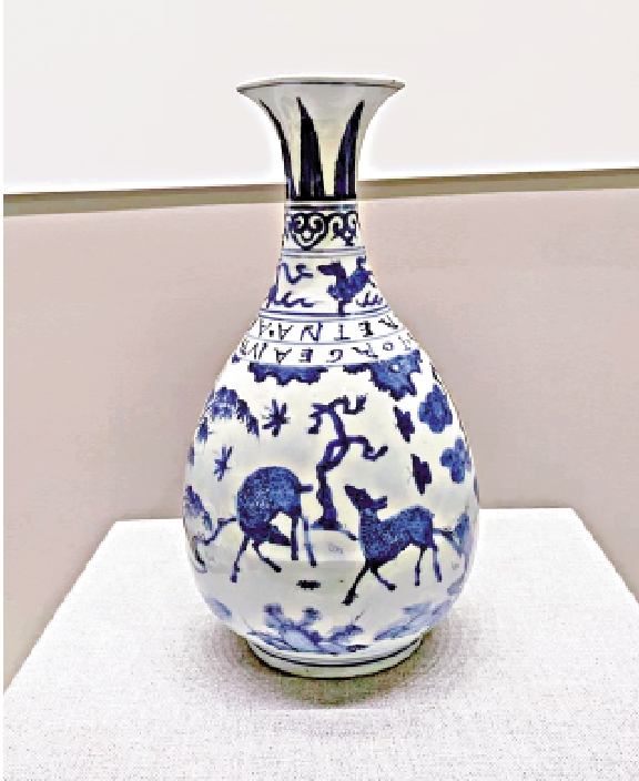 　　圖：明代葡萄牙訂製的「鹿鶴同春玉壺春瓶」。/作者供圖