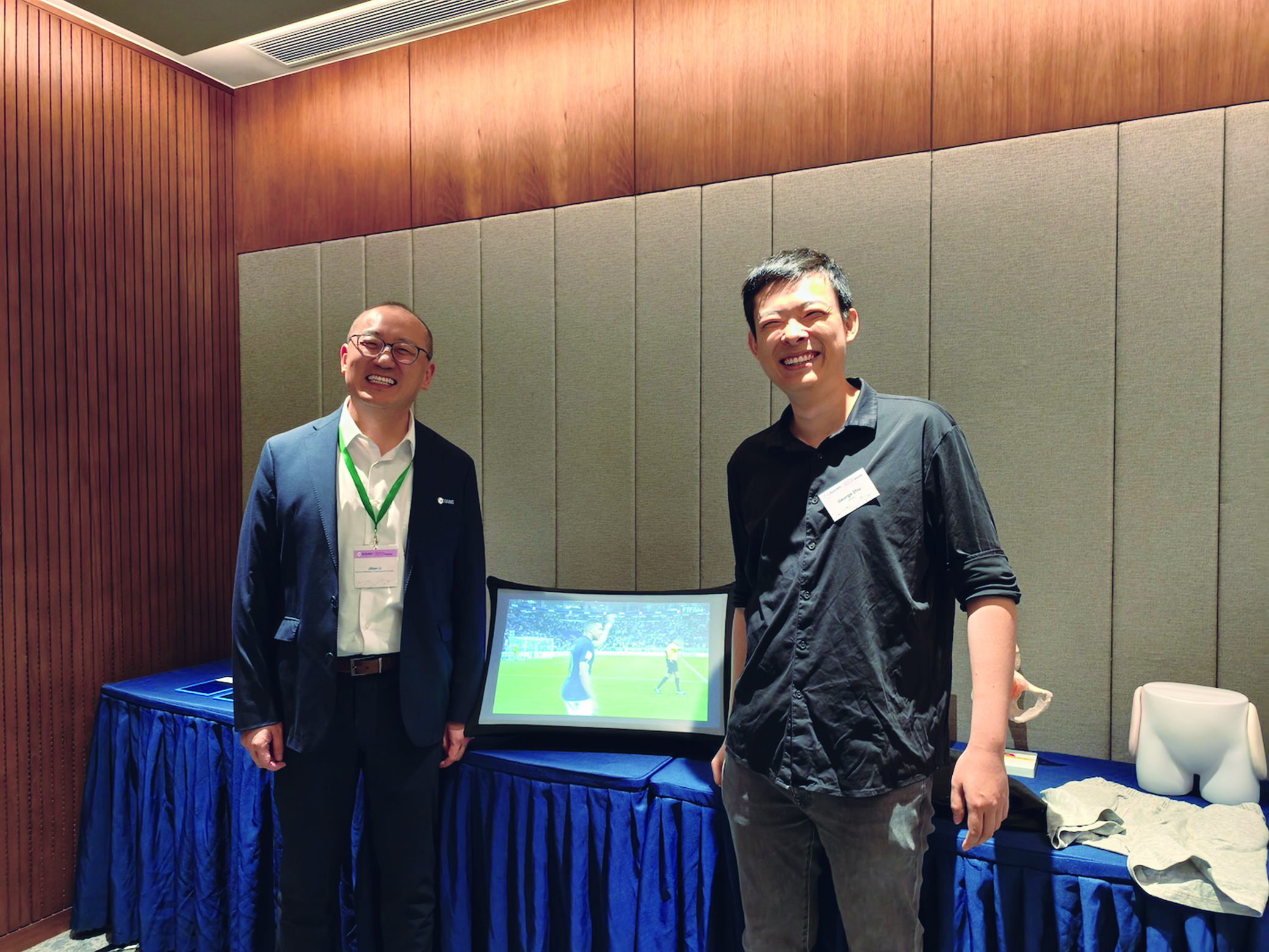 　　圖：艾維首席技術官朱晟良（右）與NAMI研究發展總監李凡基（左）。