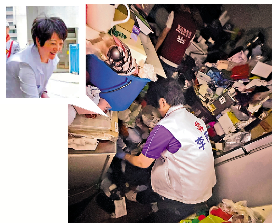 圖:李莉走進蔡婆婆雜物滿屋的寓所,親力親為幫手清理。