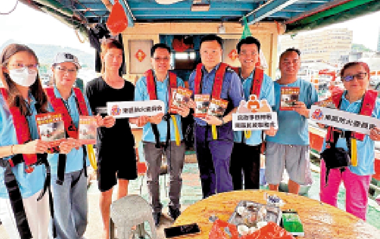 　　圖：羅達成（左四）向船家宣傳防火安全。
