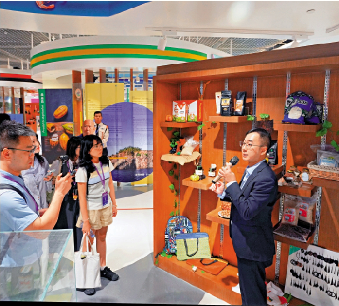 　　圖：採訪團參觀中國與葡語國家商貿合作平台展示館，了解澳門與其他葡語國家的商貿合作情況。\大公報記者黃洋港攝