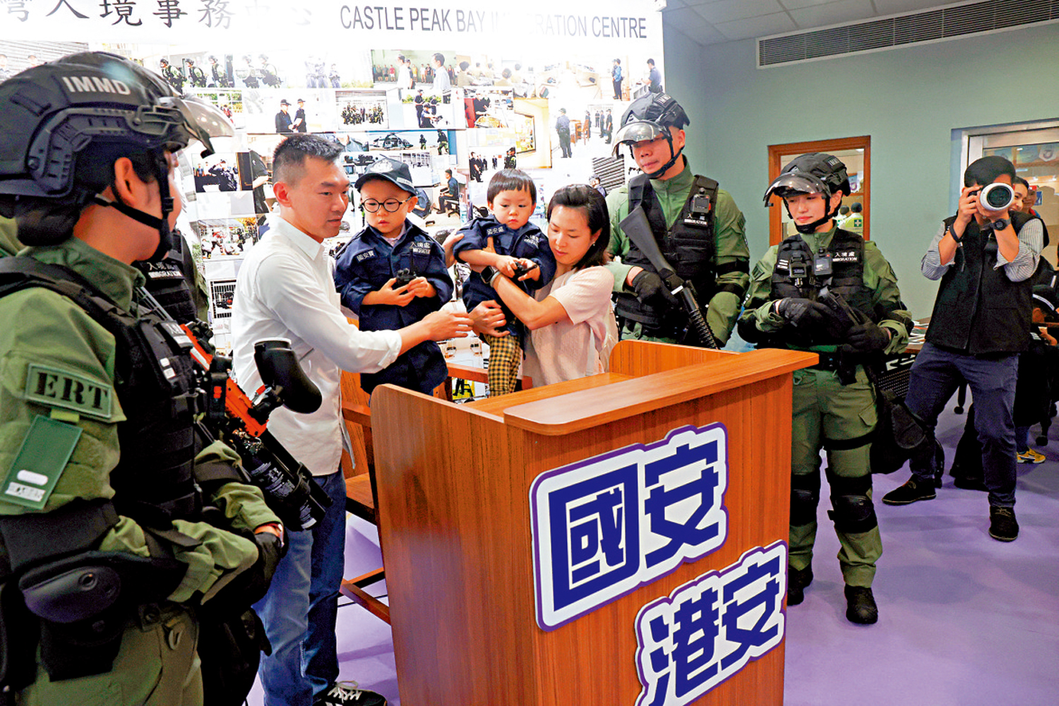 圖:早前屯門入境事務學院舉辦開放日推廣國安教育,市民到場參觀。