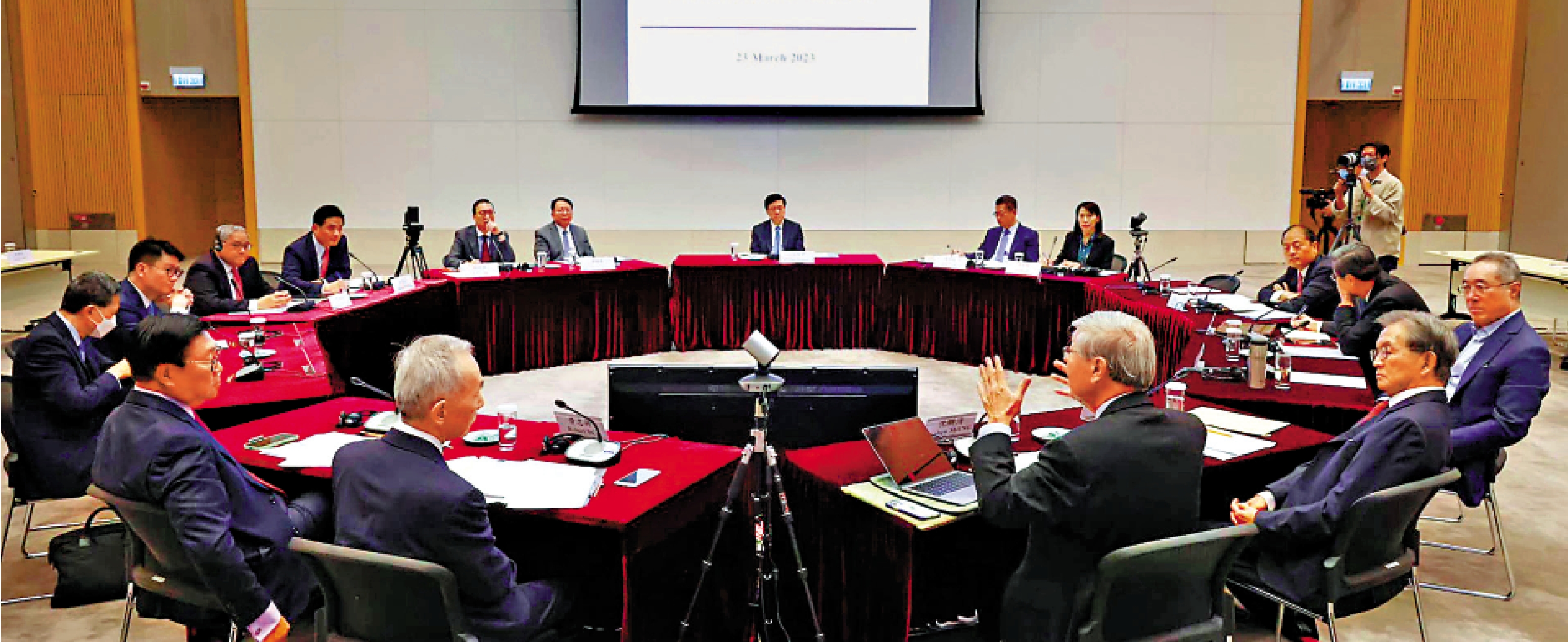 　　圖：特首顧問團就香港的策略性發展為行政長官提供寶貴意見。圖為2023年特首顧問團成立時舉行首次會議的情形。