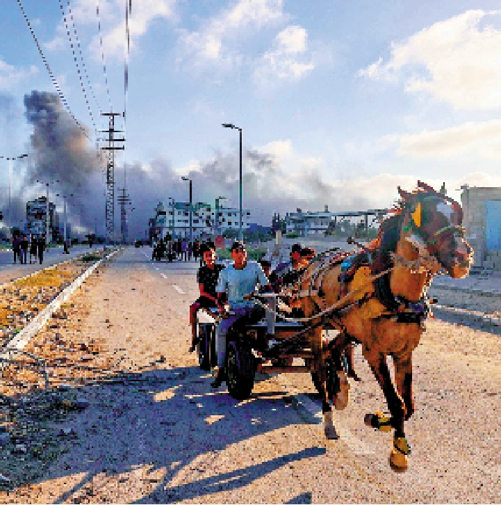 　　圖：加沙北部努塞拉特難民營25日遭空襲，民眾被迫再次逃亡。\法新社