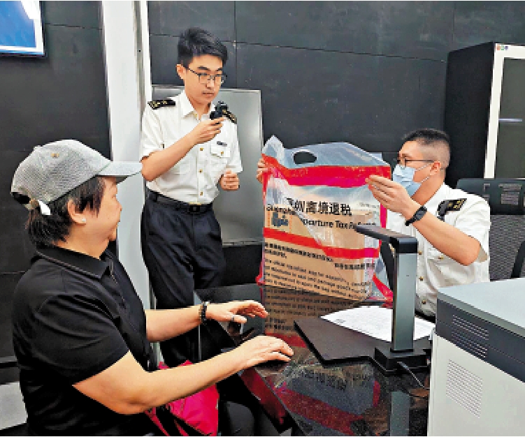 圖:27日,港人關女士成為福田口岸首單辦理離境退稅的顧客。\大公報記者石華攝