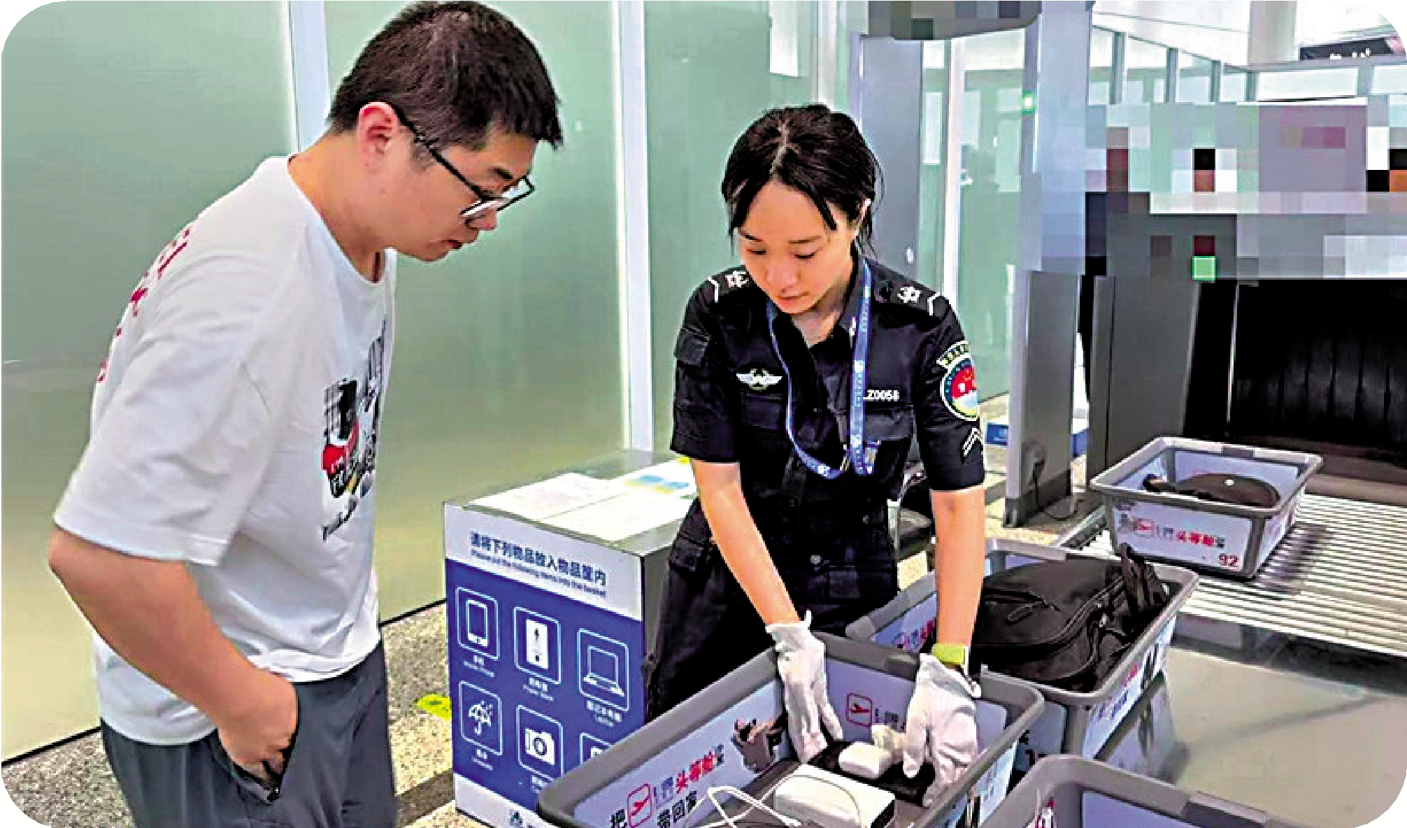 　　圖：為切實保障航空運行安全，中國民航局發布通知，自6月28日起禁止旅客攜帶沒有3C標識、3C標識不清晰、被召回型號或批次的充電寶乘坐境內航班。圖為旅客在內地某機場接受登機安檢。\網絡圖片