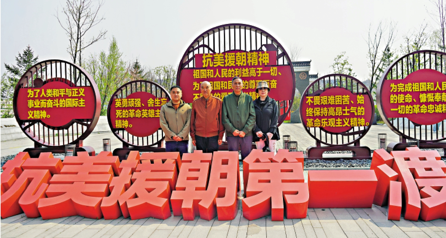 　　圖：梁曉源（左二）、梁曉東（右二）兄弟在吉林省集安市「抗美援朝第一渡」文化長廊參觀後，與家人在此合影留念。他們的父親梁興初就是在這裏動員了蛟河、敦化等地子弟兵跨江作戰。\大公報記者林凱攝