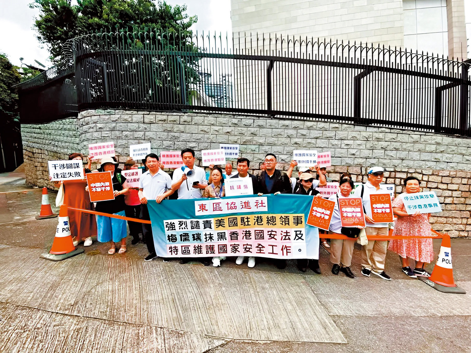 　　圖：有香港市民前日到美國駐港總領事館外示威，強烈譴責美國駐港總領事梅儒瑞抹黑香港國安法及香港特區維護國家安全工作。