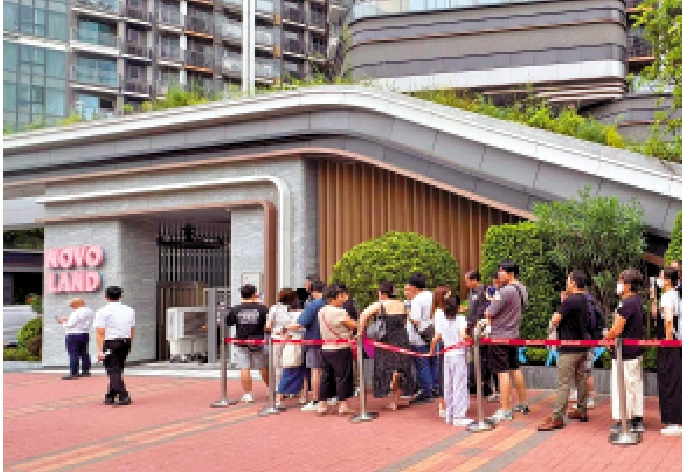 圖:NOVO LAND 3A期昨日首個周末開放現樓,門外現人龍。