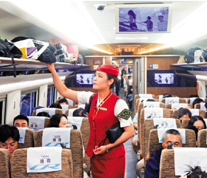圖:6月28日起,內地鐵路部門在19座車站試點「輕裝行」服務。圖為列車在北京南站發車前,列車長檢查行李架。/中新社