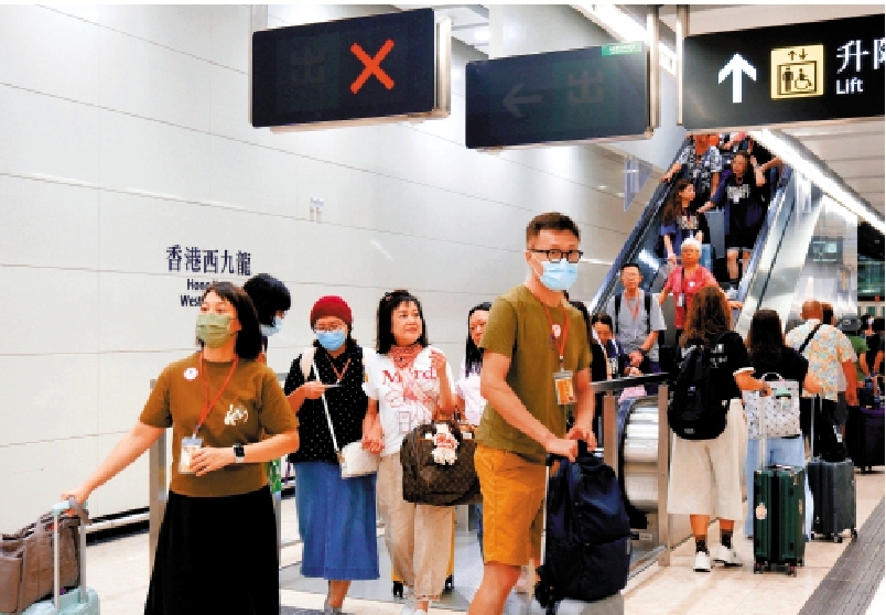圖:香港歌迷在西九龍高鐵站搭乘「歌迷專列」。/受訪者供圖