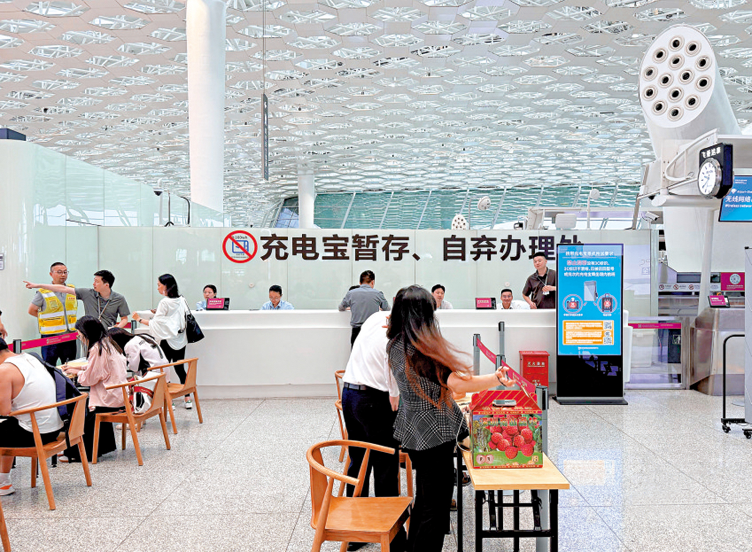 圖:深圳寶安機場設置了標識非常明顯的充電寶暫存、自棄辦理處。