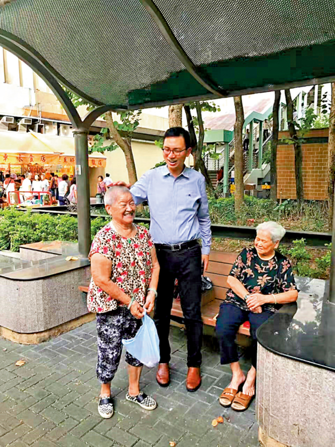 　　圖：李鎮強在擔任東區區議員時，時常與街坊溝通了解需要。