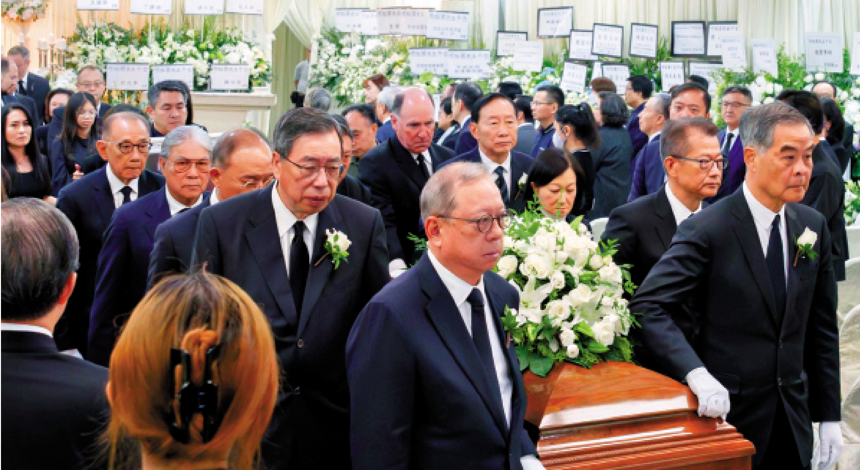 　　圖：何柱國昨日出殯，全國政協副主席梁振英、財政司司長陳茂波、何柱國親家兼旅發局主席林建岳、立法會主席梁君彥、行會召集人葉劉淑儀等扶靈。