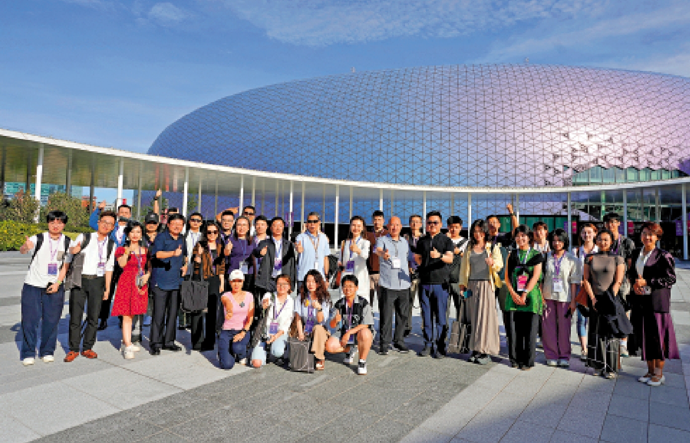　　圖：粵港澳聯合採訪團成員參訪啟德體育園。