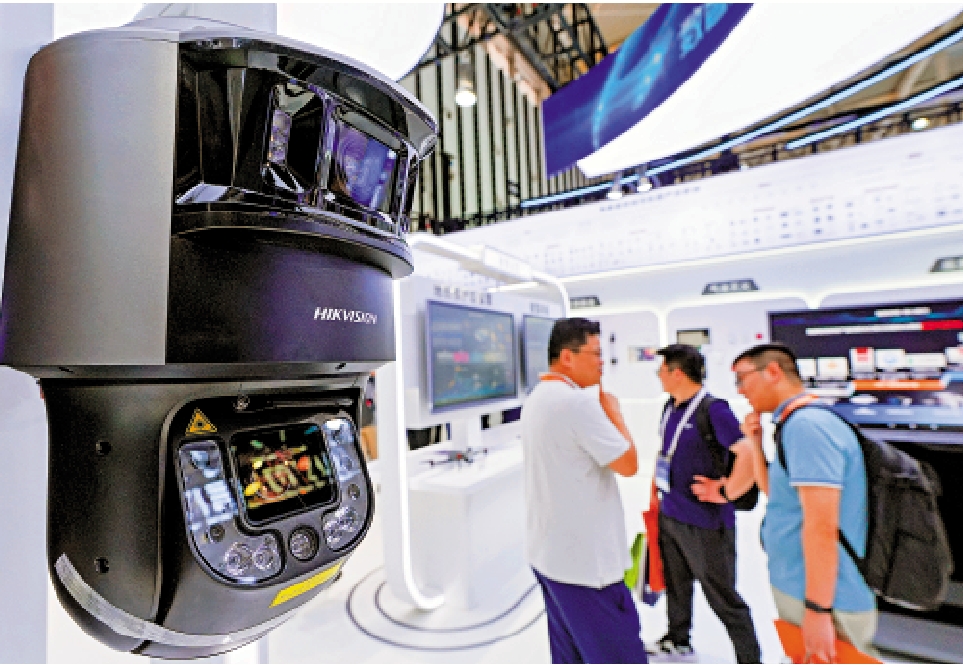 　　圖：海康威視展示智慧運維軌行區異物檢測系統。\新華社