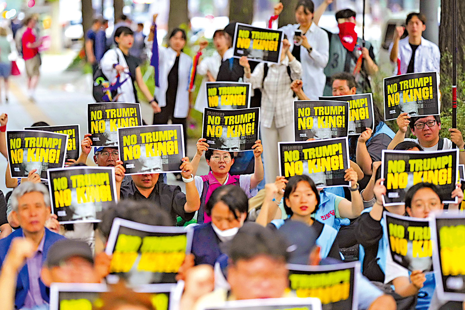 圖:韓國民眾6月26日在首爾示威,抗議特朗普濫徵關稅。\美聯社