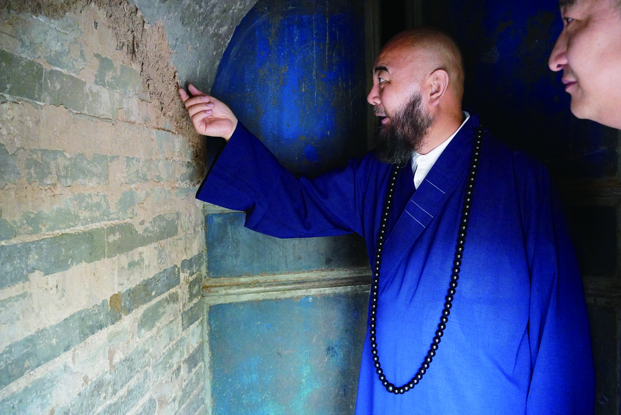 　　圖：萬行法師考察壽聖寺佛塔的構造和保護情況