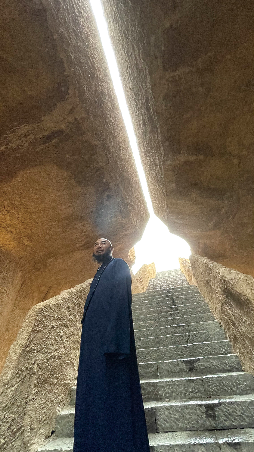 　　圖：萬行法師在華夏第一把火誕生地贊嘆先民智慧