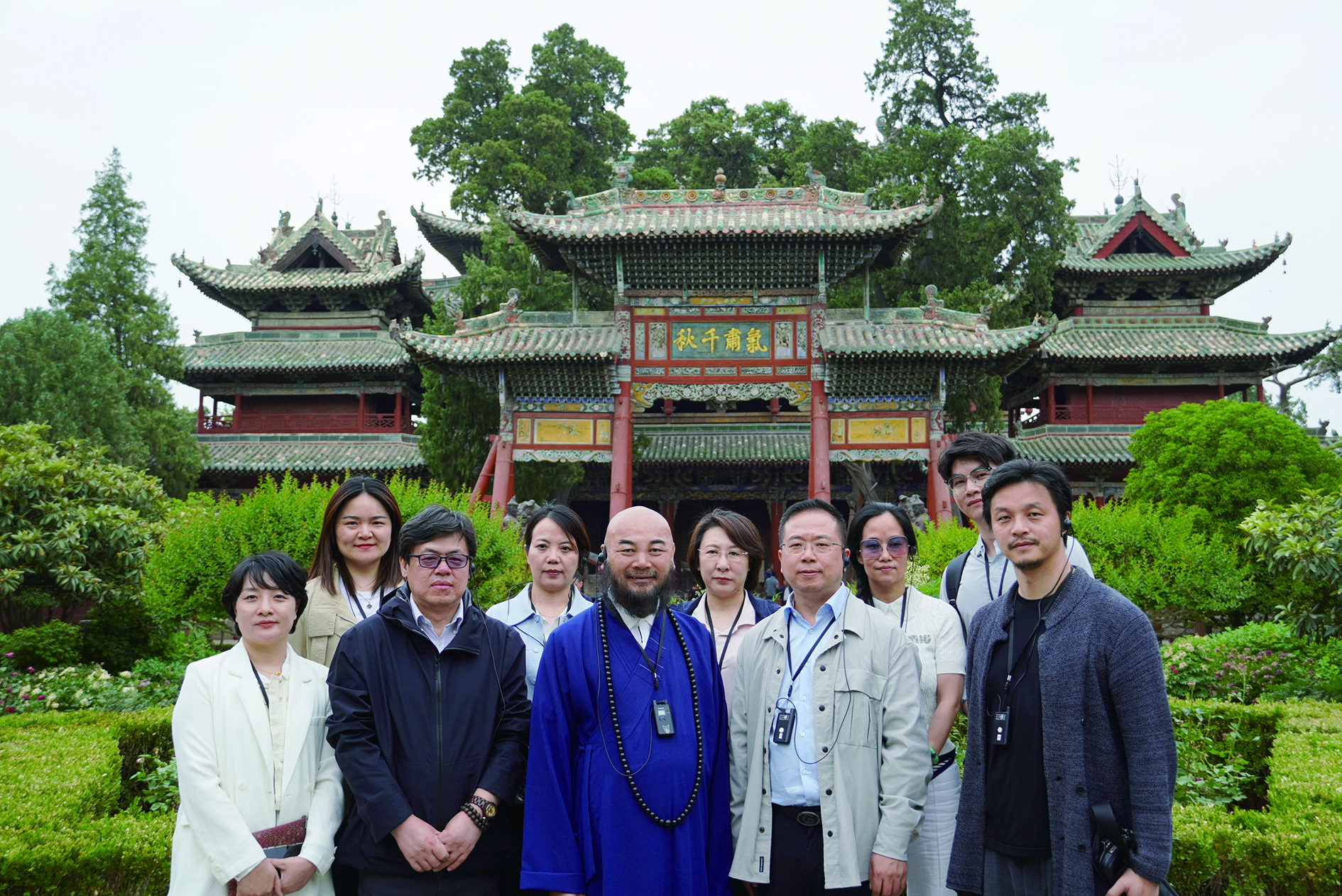 　　圖：萬行法師一行在氣肅千秋牌坊前留影