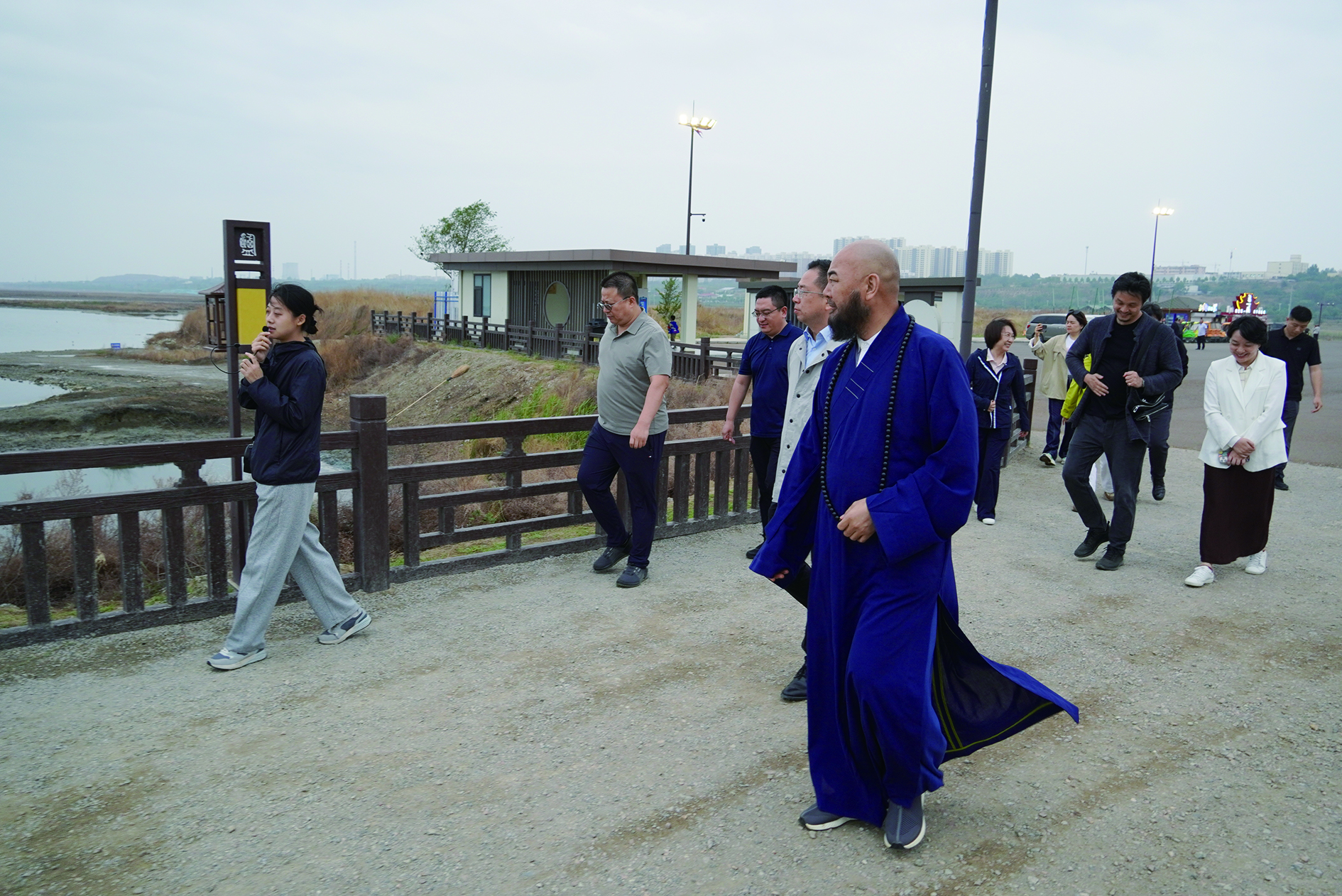 　　圖：萬行法師一行考察鹽湖的生態保護