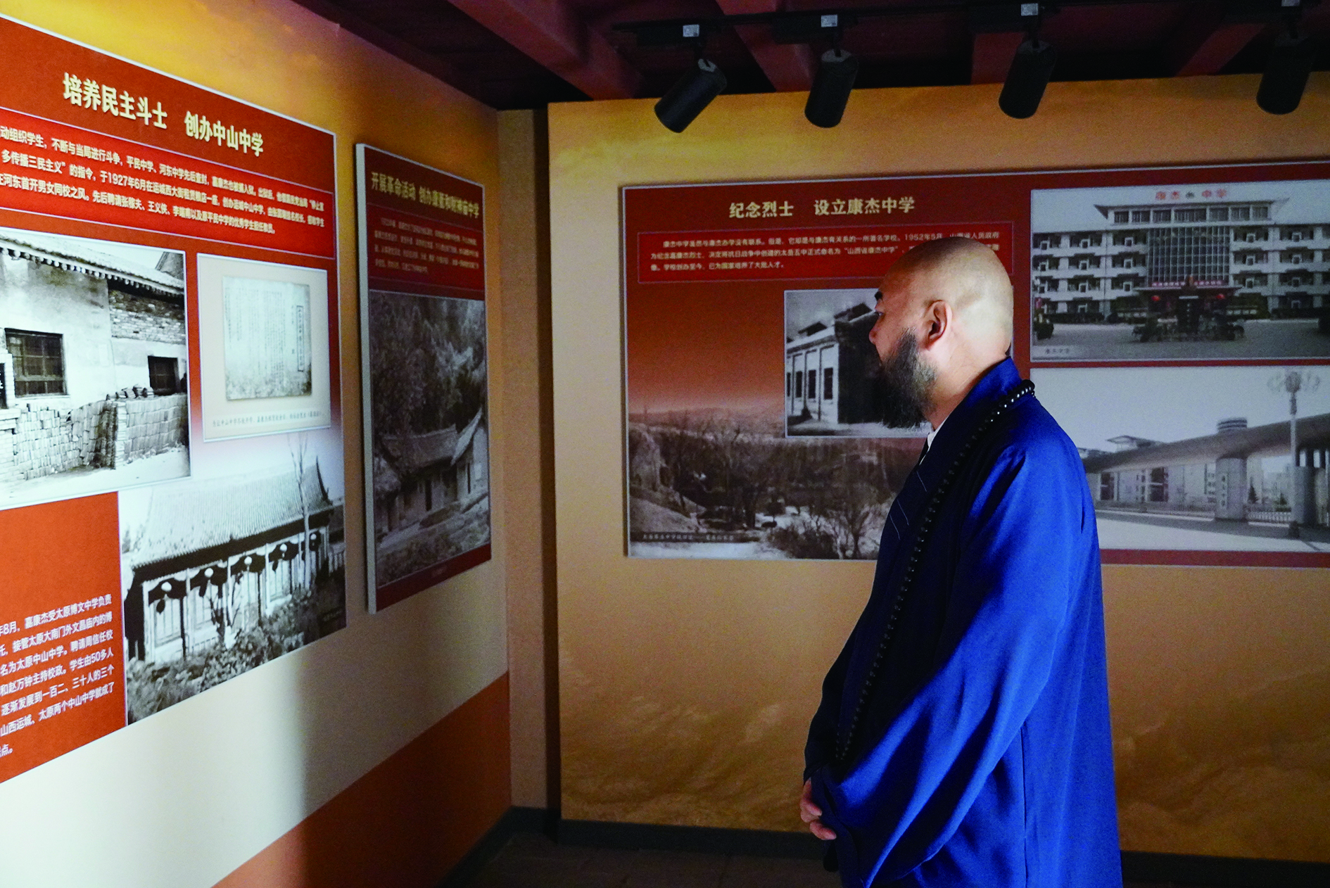 　　圖：萬行法師深入了解河東特委革命活動舊址