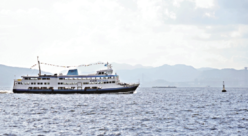 　　圖：堅尼地城海旁可以遠眺海軍艦艇，不過距離稍遠，最好帶上望遠鏡或長焦鏡頭，提升觀賞體驗。\大公報記者林良堅攝