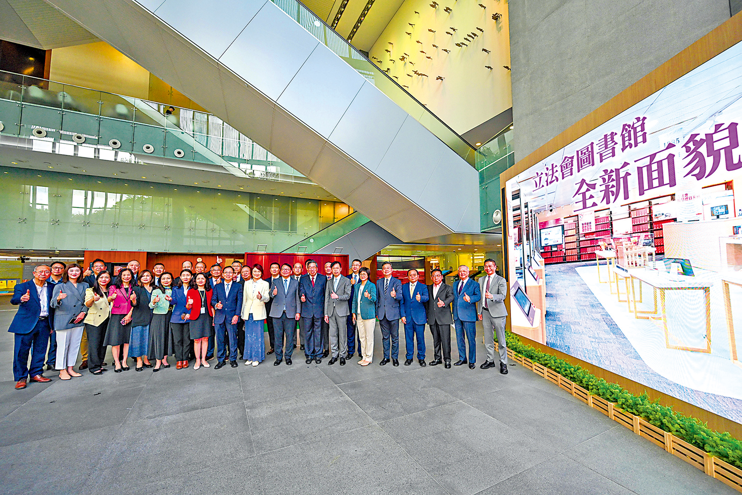 　　圖：立法會圖書館優化設施及服務昨日舉行啟用儀式，一眾嘉賓合照。