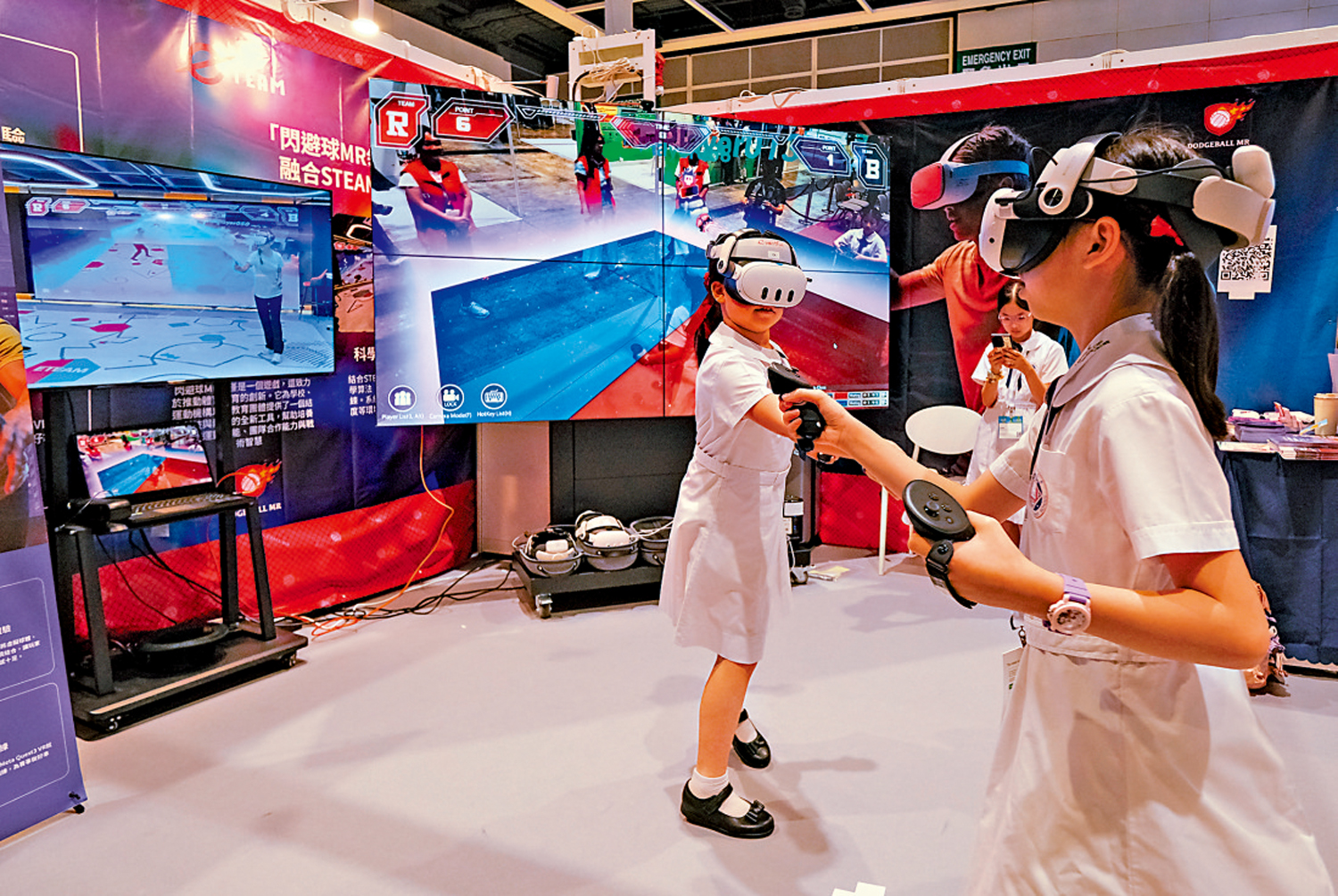 　　圖：「學與教博覽2025」主題是「共塑教育：創建未來」。圖為學生在展位玩VR（虛擬現實）遊戲。