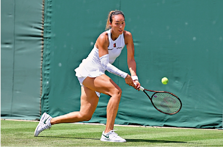 　　圖：鄭欽文在比賽中回球。\新華社