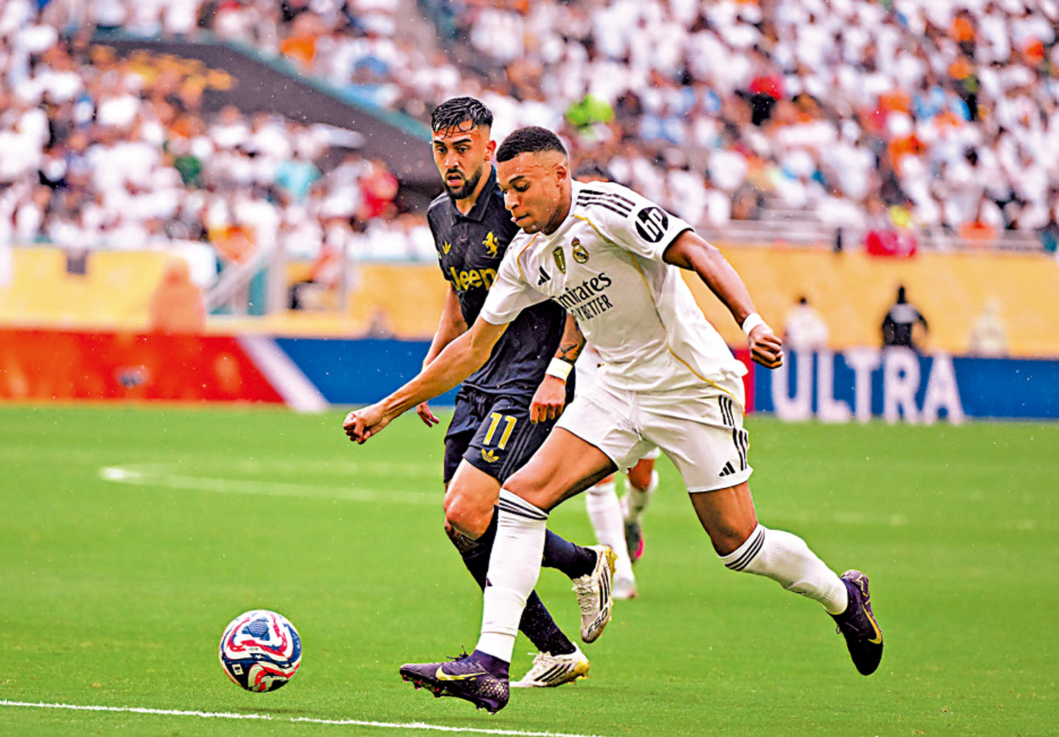 　　圖：麥巴比（右）病癒回歸賽場，並展現不俗狀態。\法新社