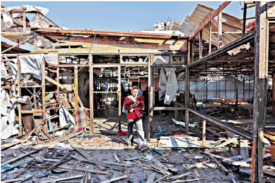 　　圖：加沙城海濱地區的一間餐廳6月30日被以軍炸成廢墟。\法新社