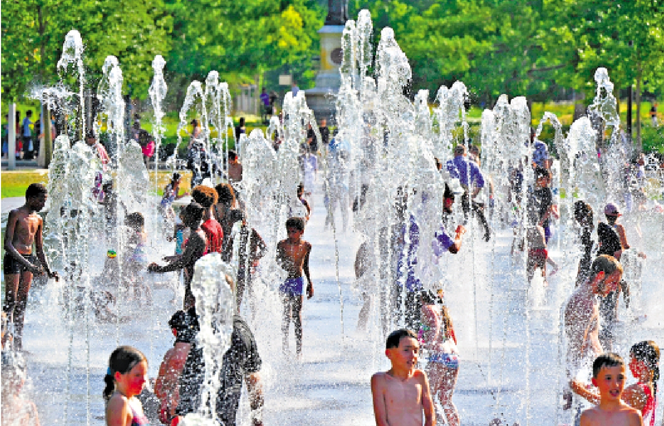 　　圖：熱浪襲擊法國，近2000所學校停課，許多孩童在噴泉邊戲水降溫。\法新社