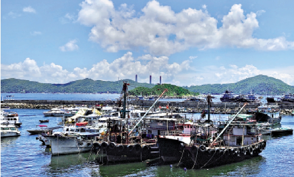 圖:天文台預測今日日間酷熱,海有湧浪,稍後局部地區有狂風雷暴。